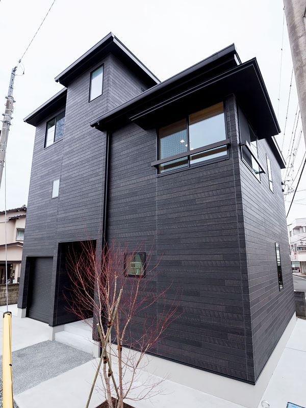 シックな３階建て住宅