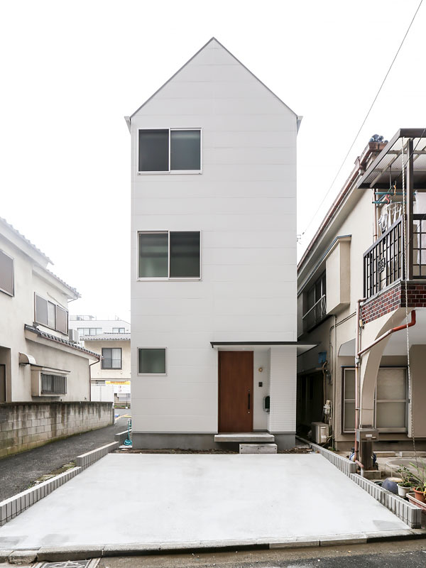 スッキリとしたフォルムの３階建て住宅