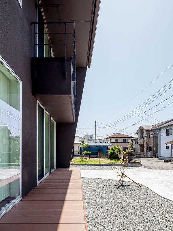 下屋ではなく屋根が軒となるモダンな外縁