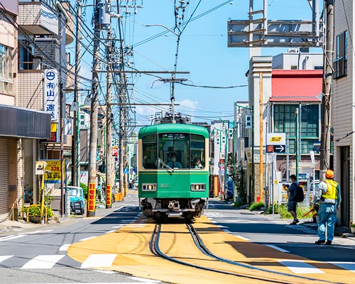 市街地を走る江ノ電