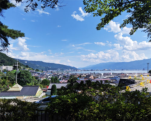 下社秋宮から諏訪湖