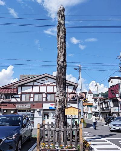 下諏訪駅前の御柱