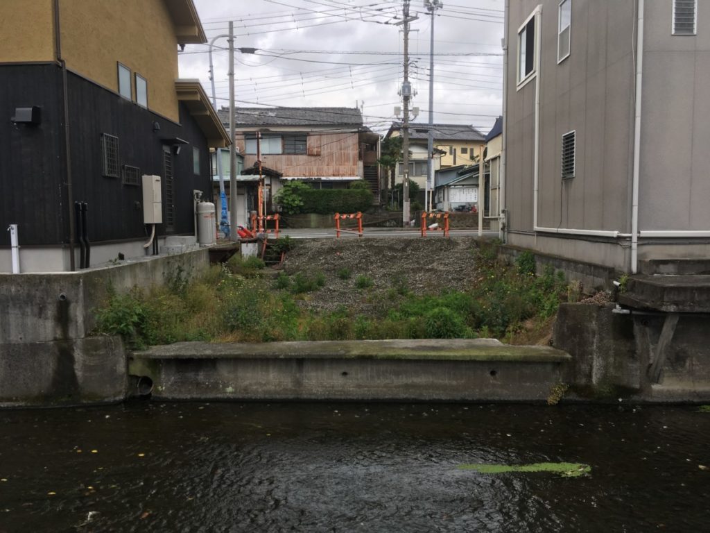 敷地が水浸し