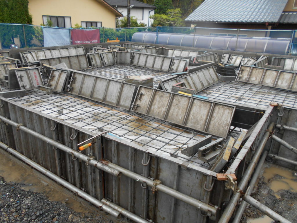 雨の中の配筋検査