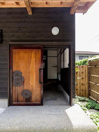 自由設計住宅：暖炉を囲む家_玄関ドア