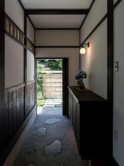 自由設計住宅：暖炉を囲む家_玄関土間