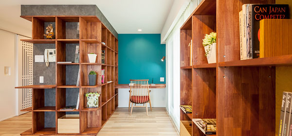 ブルーグリーンのアクセントウォールが印象的な書斎スペース