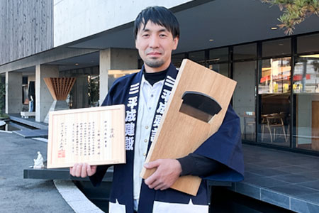 小林大工が鉋で薄削りを行っている様子