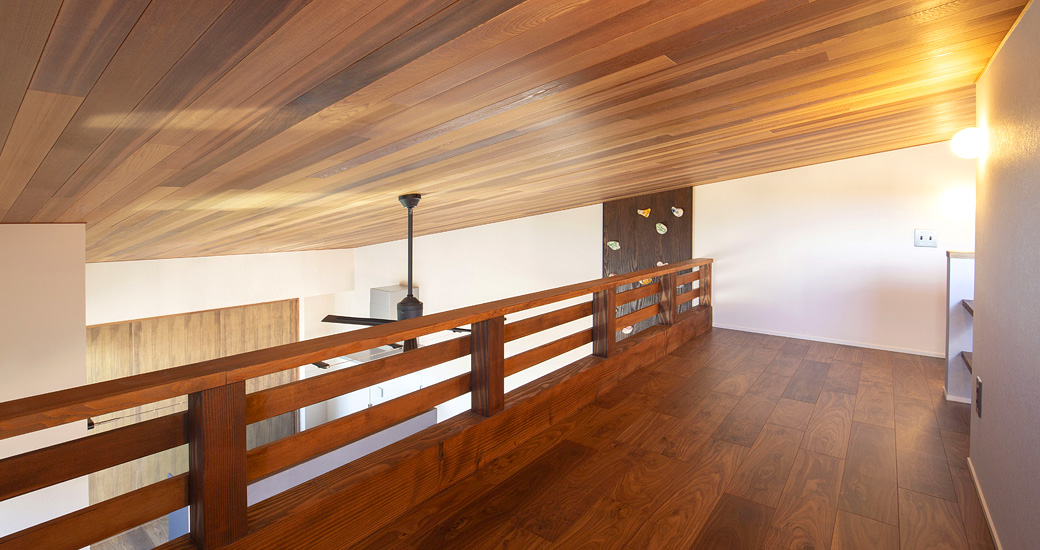 木質感のある勾配天井とロフト