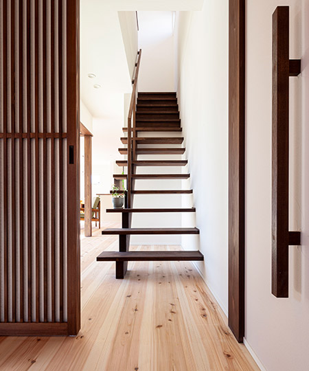 木製のスリット階段