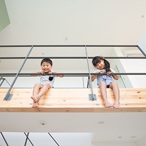 吹抜けから見下ろす子ども達