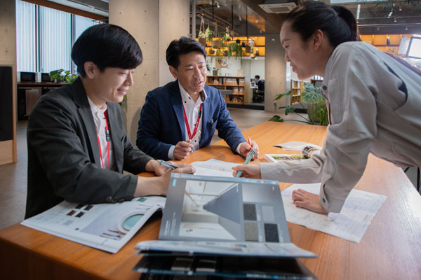 検討を重ねる設計士
