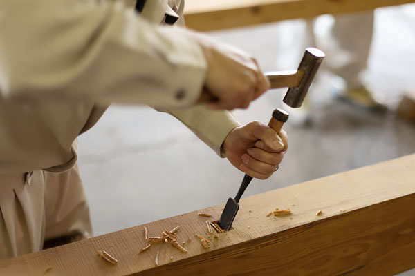 材を加工する職人