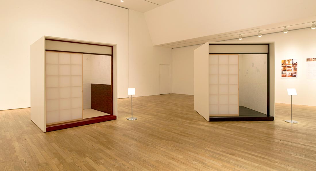漆と木と和紙に囲まれた「間」の空間を創り出した展示
