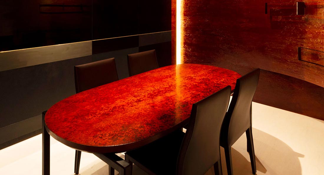 素地塗りで仕上げた木繊セメント板の楕円のテーブル