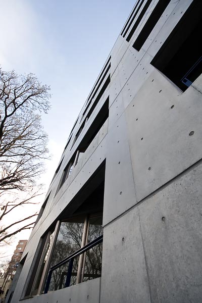 コンクリート打ちっ放しのマンション外壁