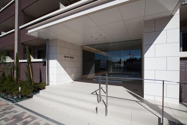 マンション「グランウッド」エントランス
