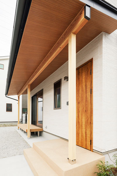 冬の日差しを採り込み夏の日差しを遮る「下屋」