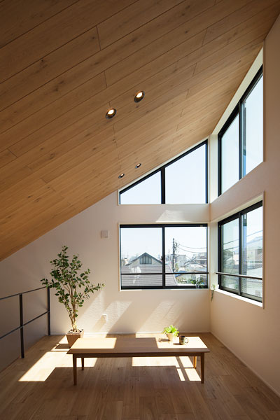 小屋裏収納に設けた見晴らしの良いサブリビング