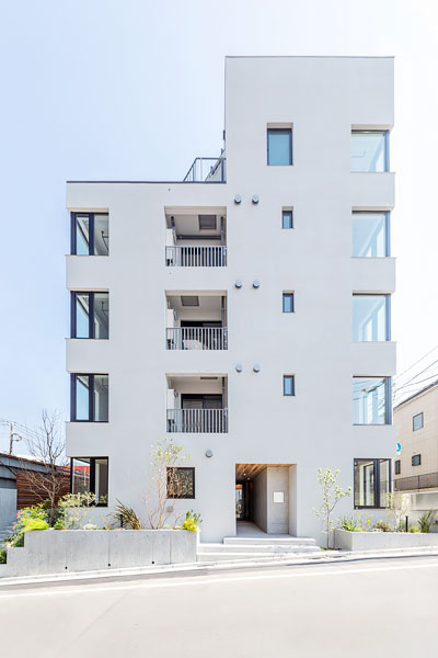 「FRAME」塊感のあるRC造形５階建ての外観