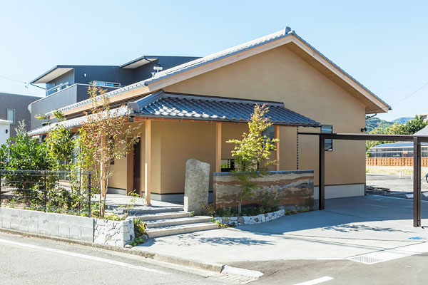 落ち着いた平屋の佇まい