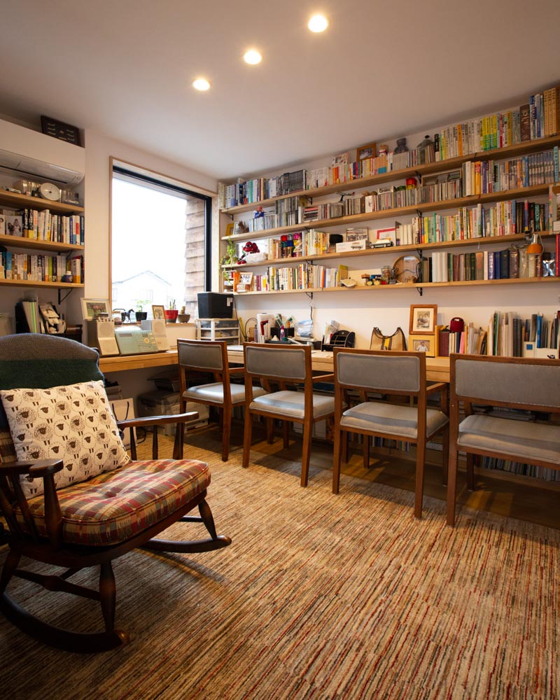 LDKに隣接する書斎とスタディスペースを兼ねるライブラリーの様子