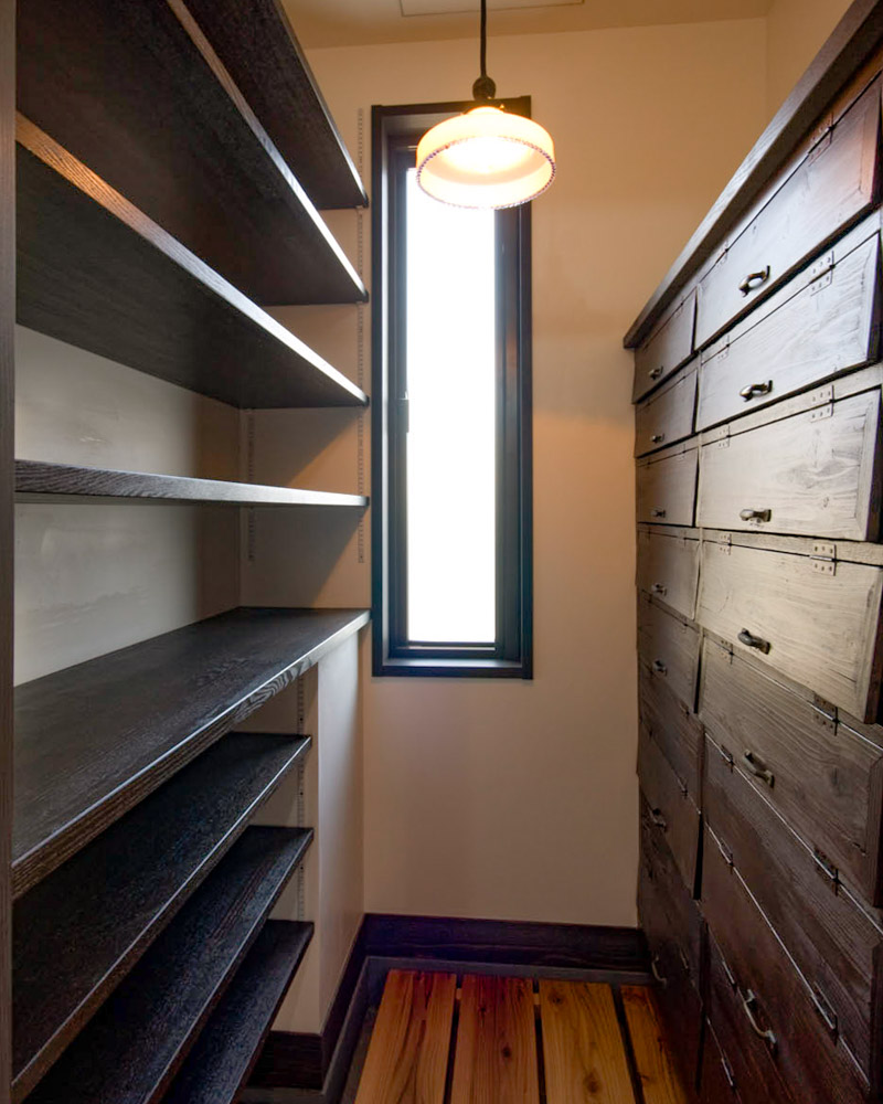 収納スペースも大正浪漫のイメージをしっかり取り入れた