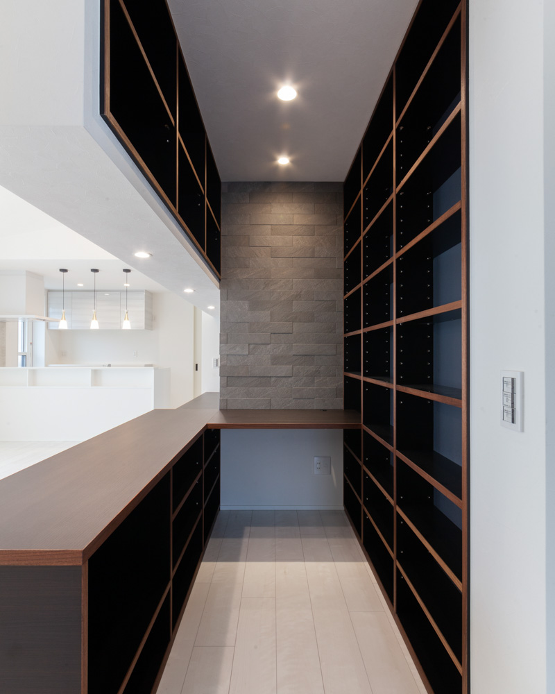 リビングと一体化した書斎の様子。多様性のある本棚が特長。