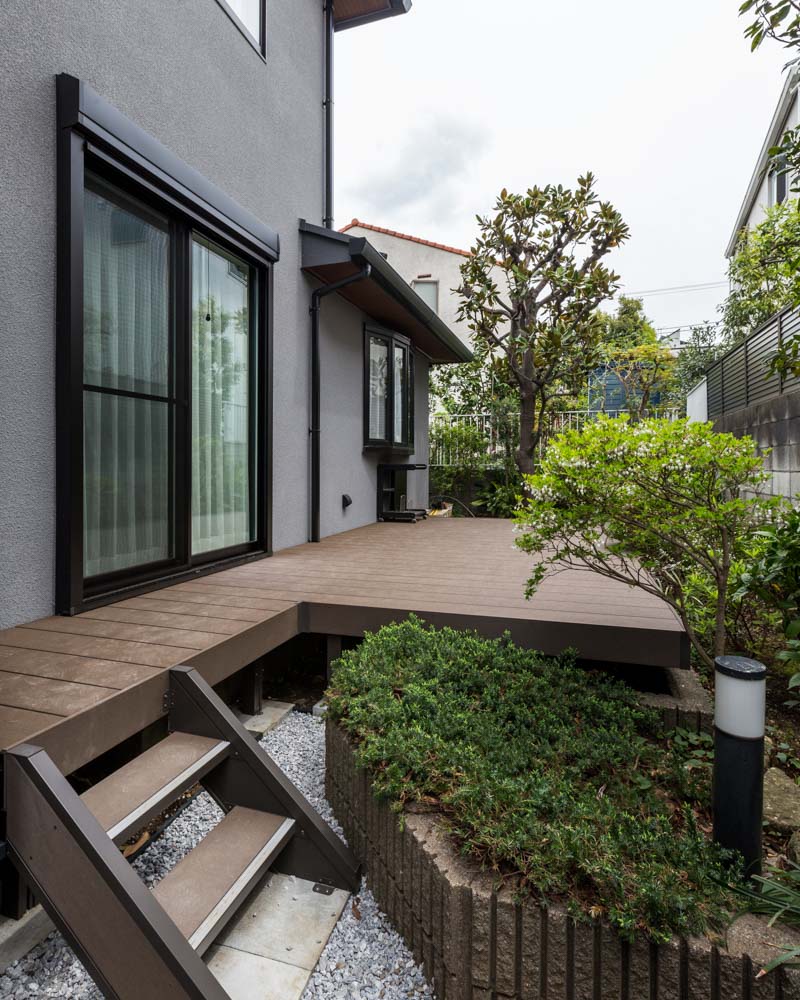 手入れのしやすい人工木材に変更したウッドデッキの様子