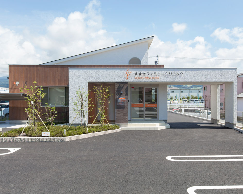丸、三角、四角のモチーフで動きを出したすずきファミリークリニックの外観