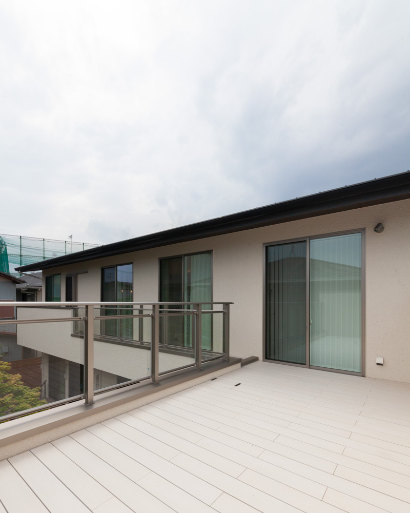 広々とした２階バルコニーは外部からの視線もカットしたプライベート空間。