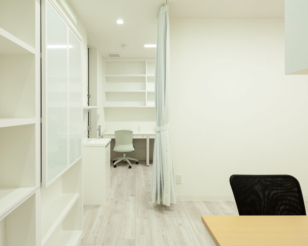 診療室内はドクターの行き来が容易に実現する。