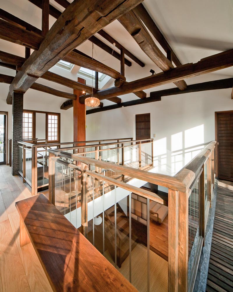 天井を走る梁はダイナミックな演出