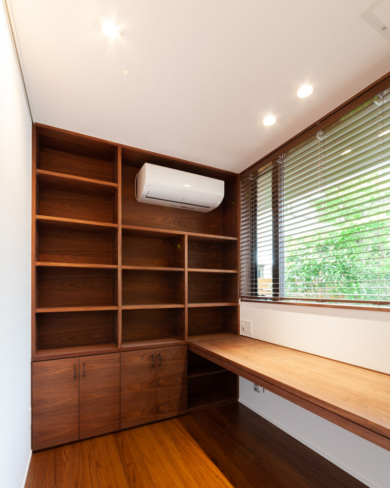 空間に合わせて製作した製作家具でまとめられた上品な書斎