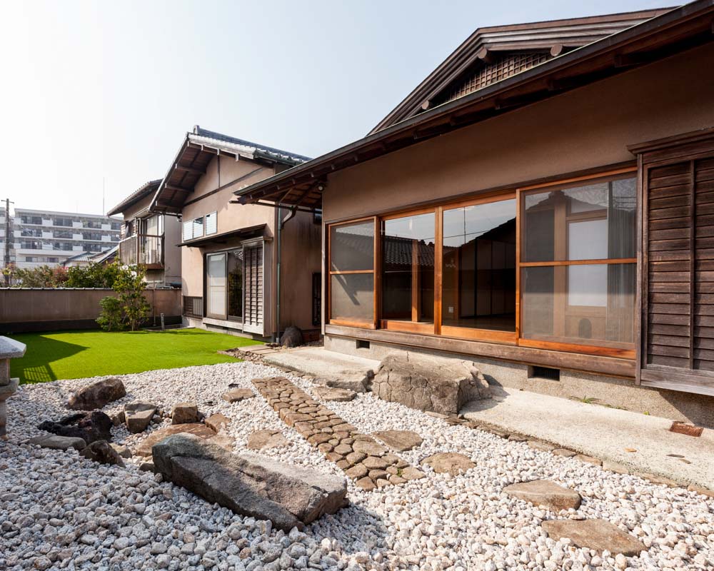 防草シートと化粧砂利によってお手入れ簡単なお庭にリニューアル