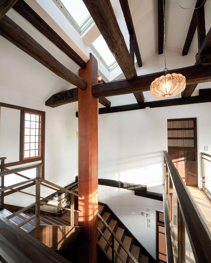 天窓からの採光が一階へと注ぐ大きな吹き抜け