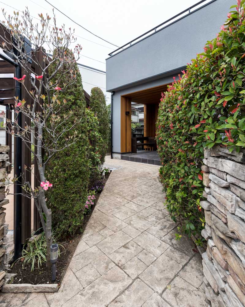 植栽を楽しめるアプローチの様子