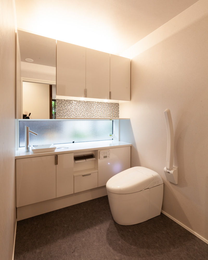介助にも最適なトイレを配置。自動洗浄トイレ、手洗い器をすべて完備した介助に最適なトイレ