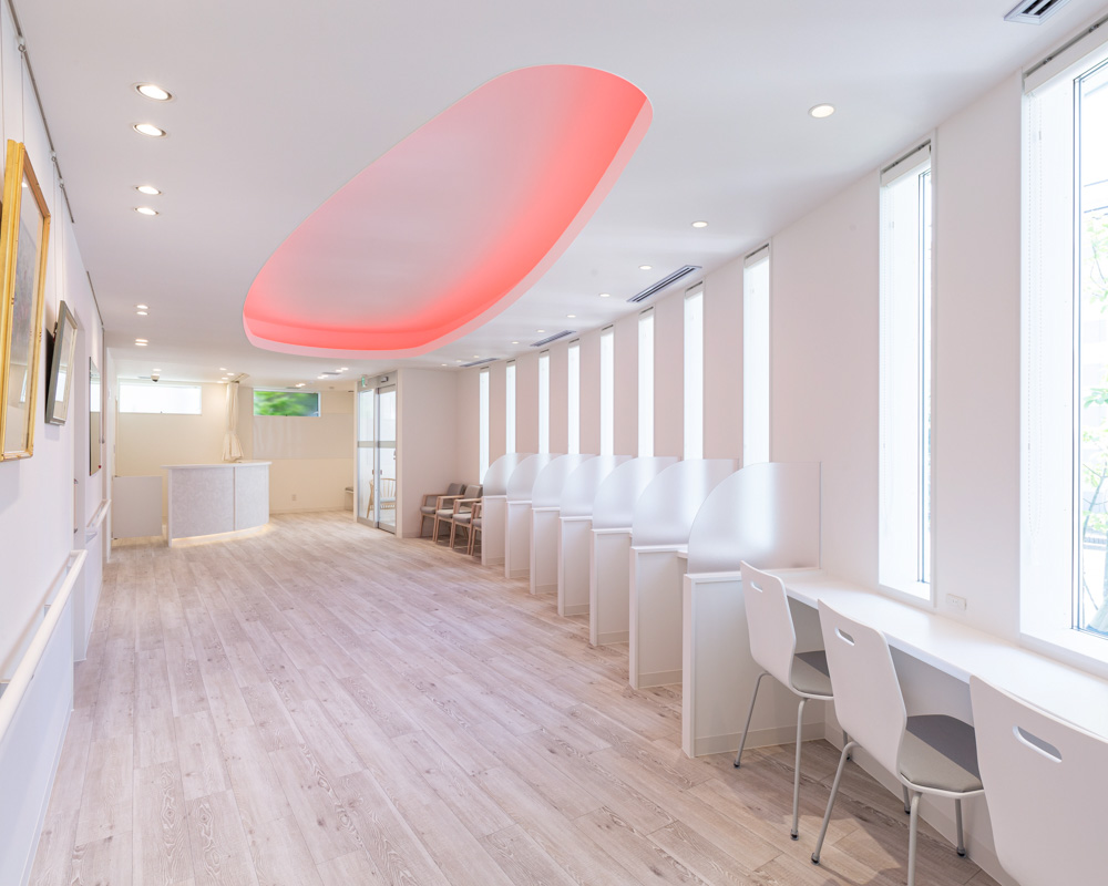 天井の照明カラーは調節・調色可能