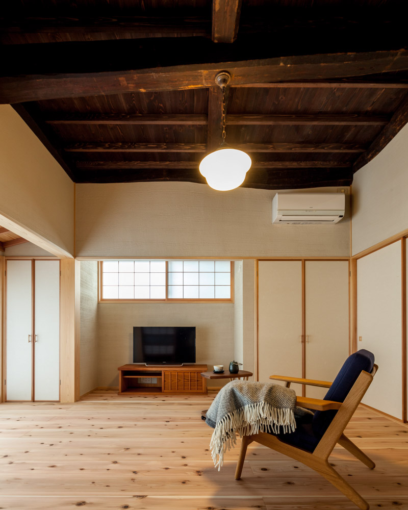 相生杉を採用したリビングの天井板