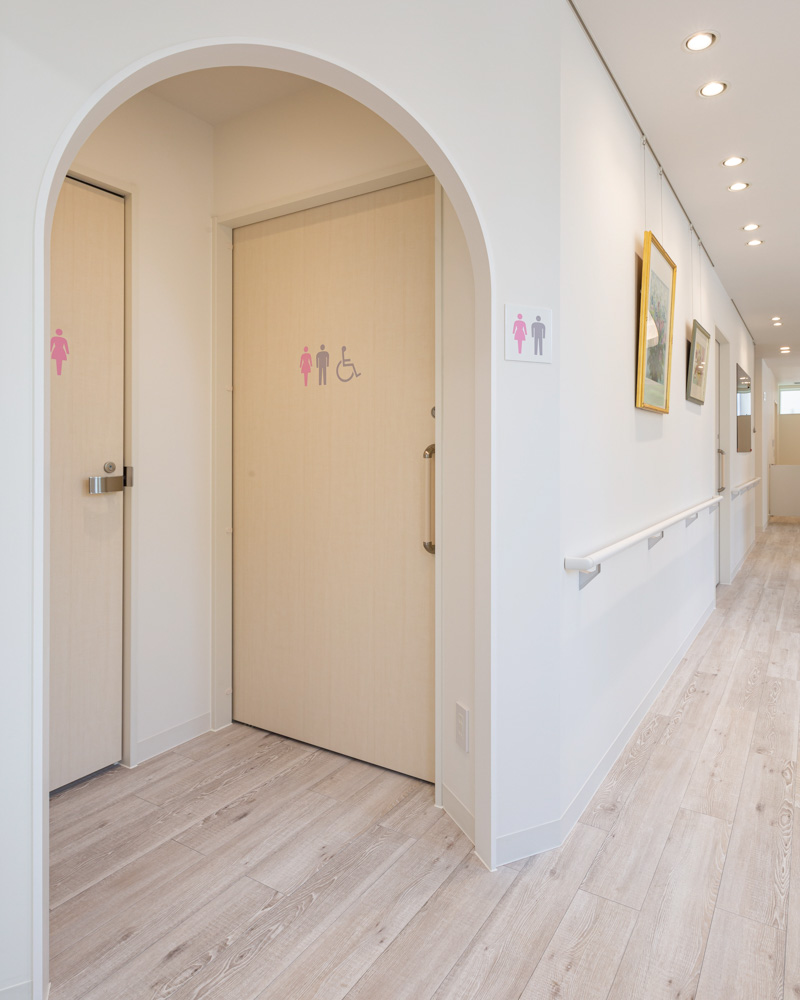 トイレの入り口は壁の中に設定。待合室からは見えない。