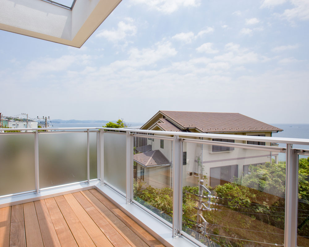 手摺を透明にして絶景をより楽しめるようになった広いベランダ