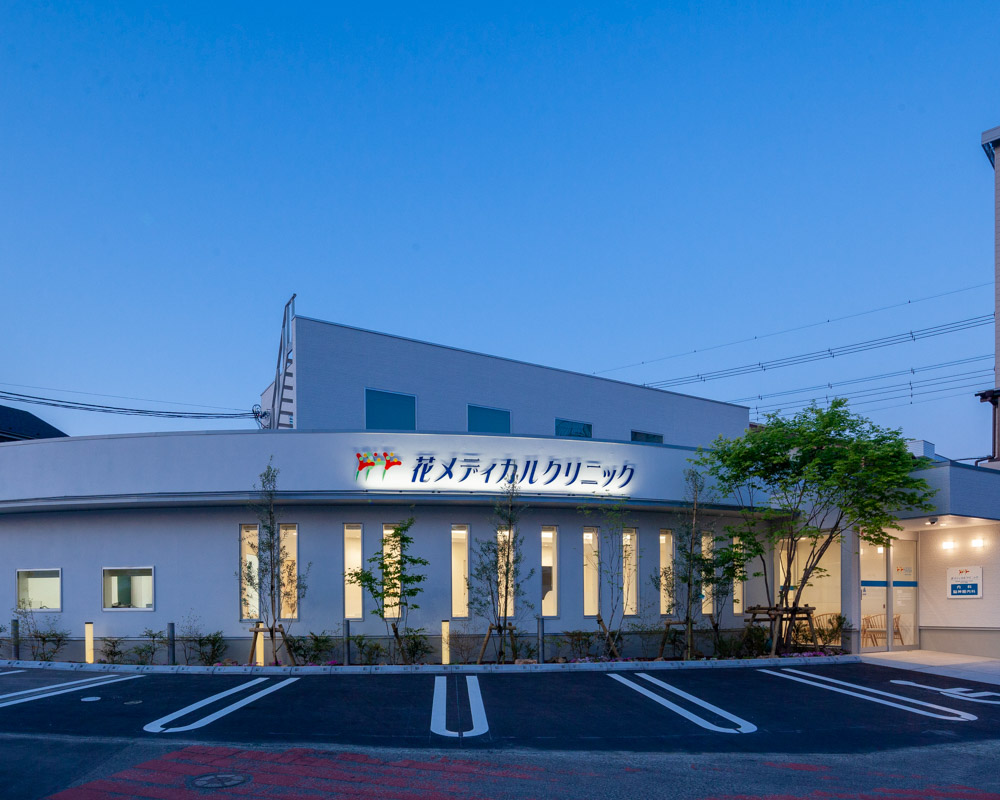 花メディカルクリニック夜間点灯時の華やかさ