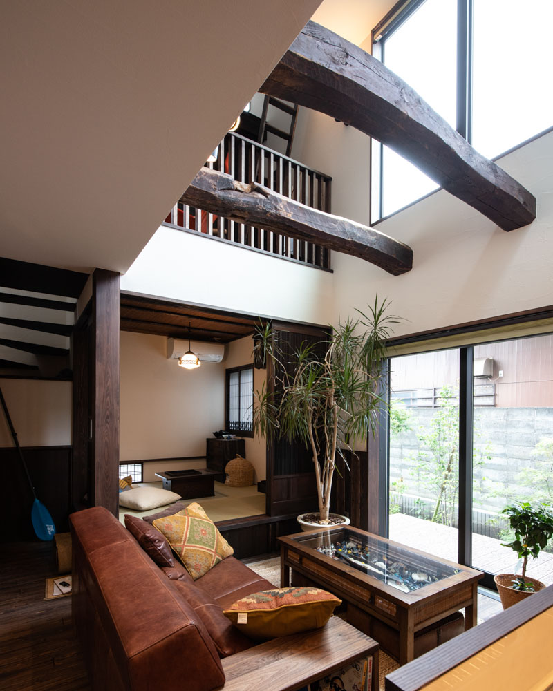 上部吹き抜けが特長のインナーコートに面するリビングの様子