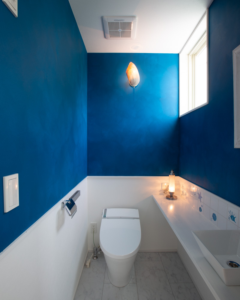 海をモチーフにしたマリンテイストのトイレ
