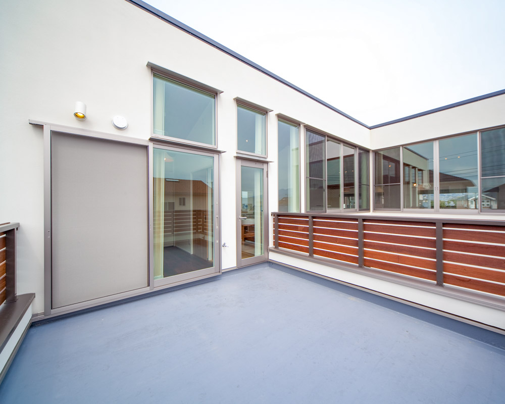 広く開放的なバルコニー