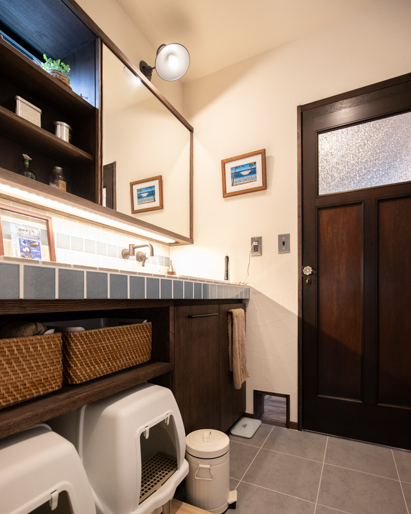 大工製作の洗面台とキャビネット。猫のトイレを収納できる高さに設定されている。