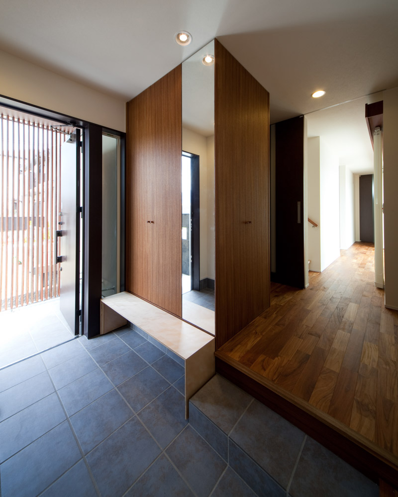 帰宅後くつろげる広々とした玄関土間。