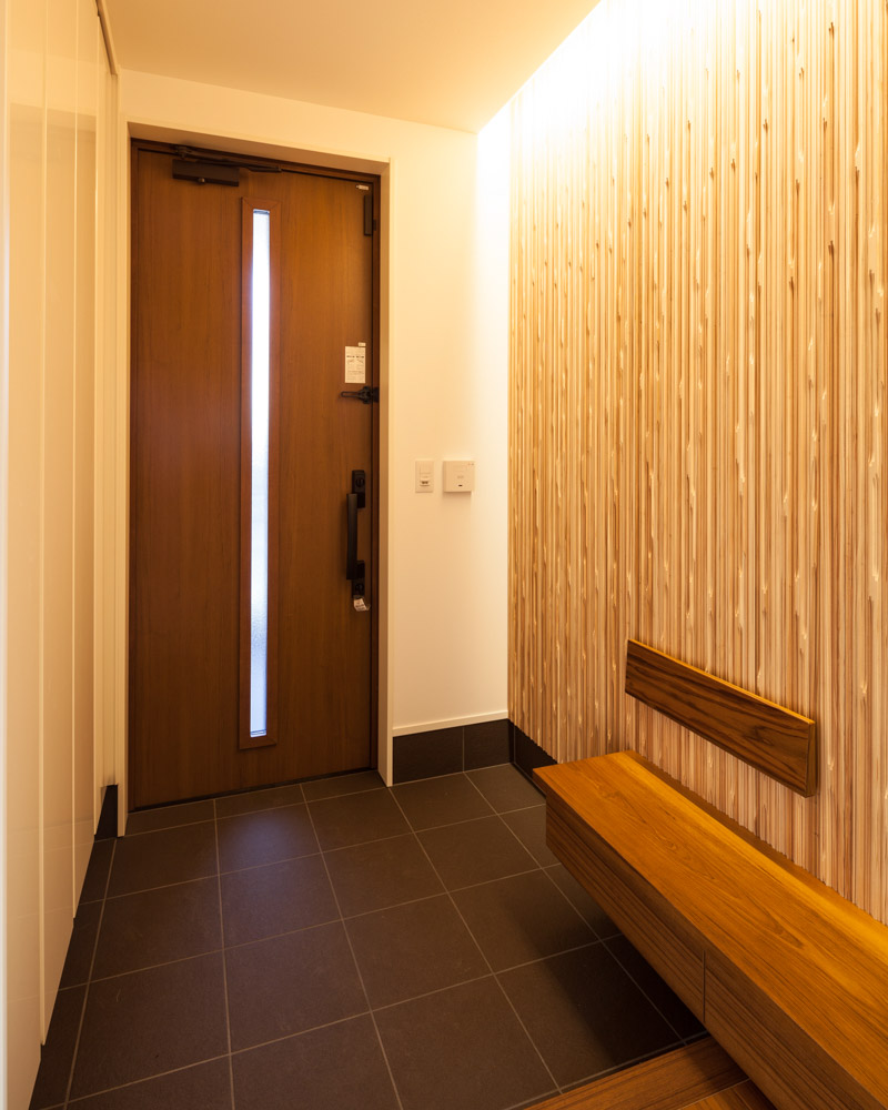 玄関に設置されたスリッパも収納できるベンチは大工の製作家具