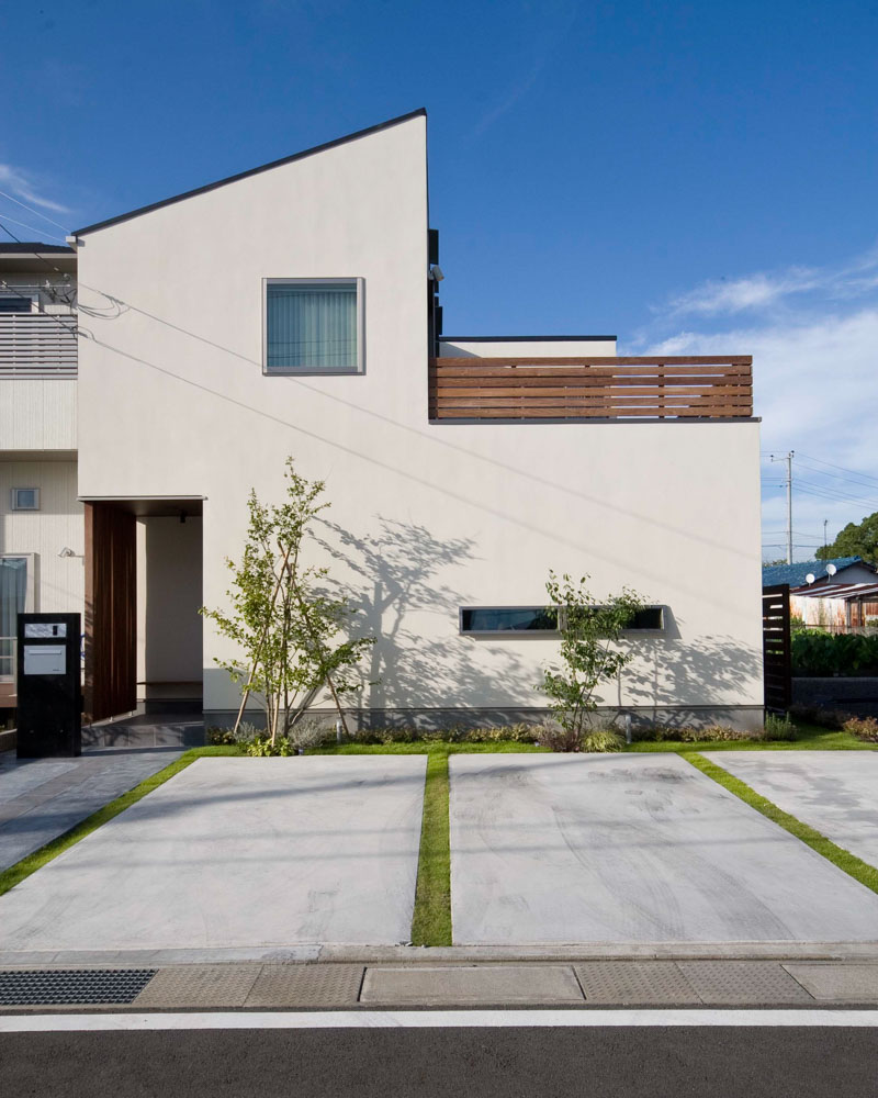 芝生がアクセントの駐車スペース